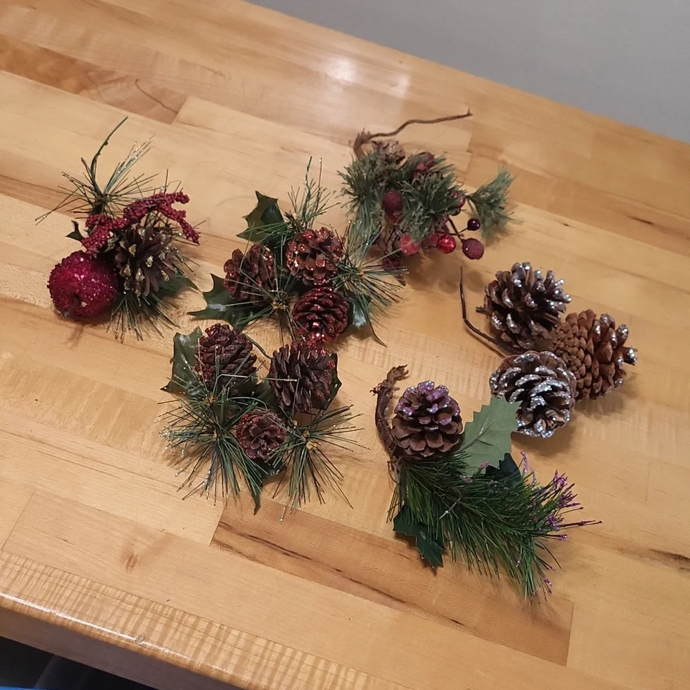 Christmas Decorations Small Individual Wreaths w Pinecones & Glitter